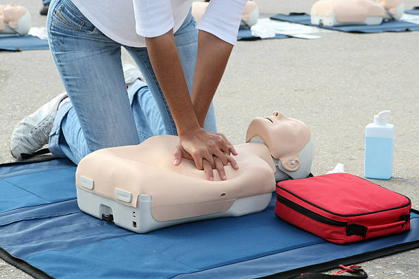 mujer mostrando en la capacitación del instructor muñeco de rcp - cpr first aid paramedic rescue fotografías e imágenes de stock