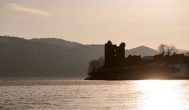 château d'urquhart, écosse - loch ness scotland castle urquhart castle photos et images de collection