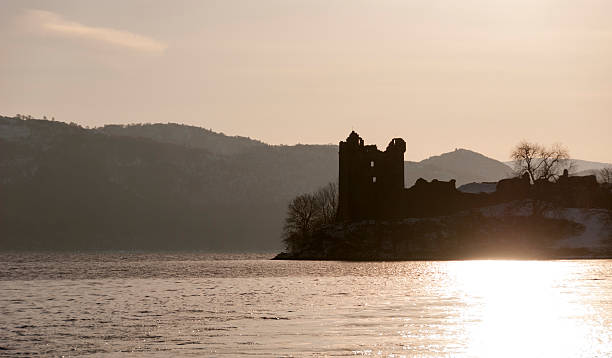 castello di urquhart, scozia - scotland castle loch ness urquhart castle foto e immagini stock