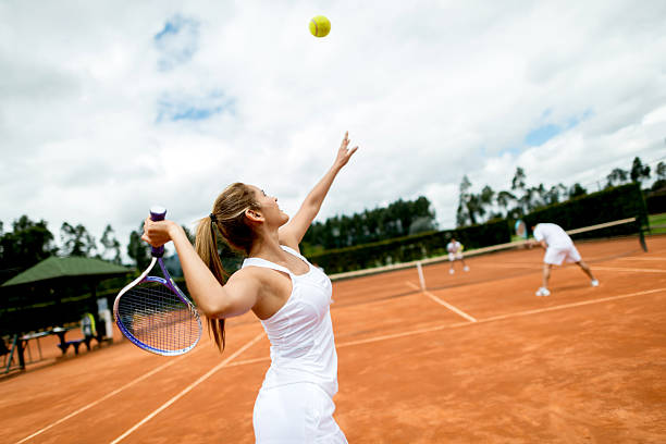 donna giocare a tennis - doppio foto e immagini stock