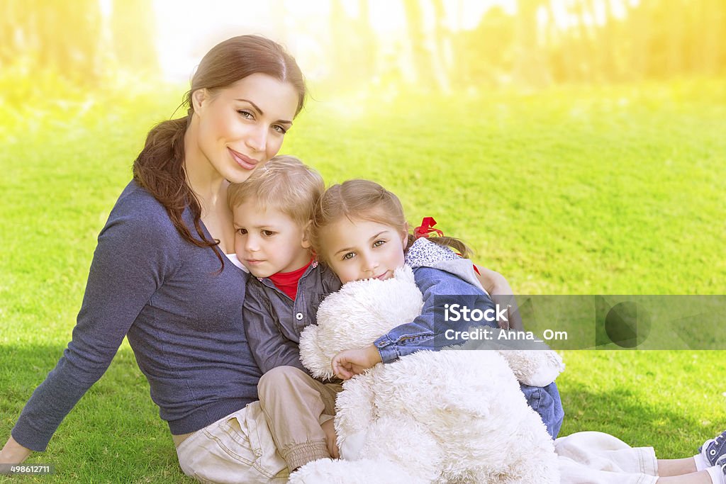 FAMIGLIA FELICE all'aperto - Foto stock royalty-free di Abbracciare una persona