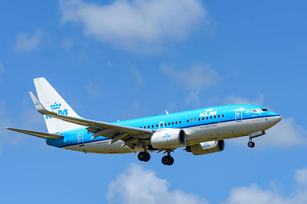 klm airlines boeing 737 aereo - wing airplane boeing 737 jet foto e immagini stock