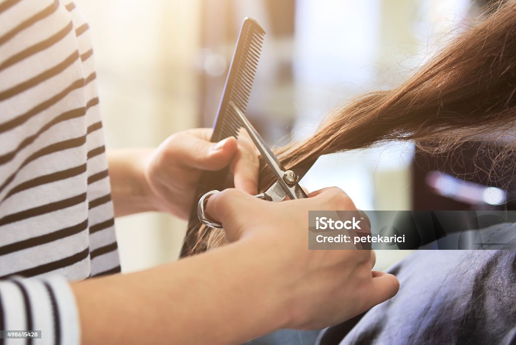 Couper les cheveux - Photo de Salon de coiffure libre de droits