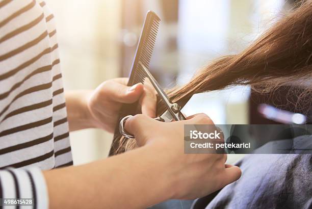 Photo libre de droit de Couper Les Cheveux banque d'images et plus d'images libres de droit de Salon de coiffure - Salon de coiffure, Coiffeur, Couper les cheveux