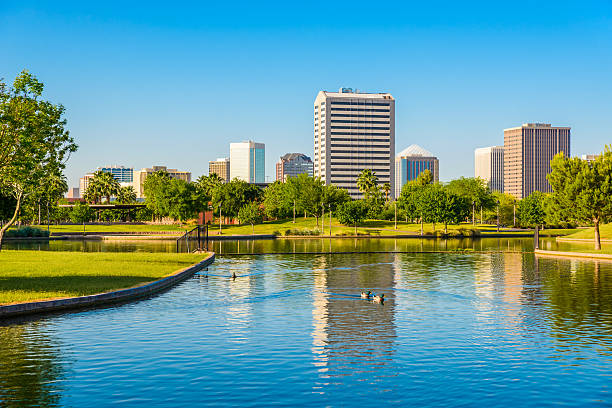 phoenix, arizona skyline park, lago e arranha-céus fundo de paisagem urbana - phoenix downtown district skyline city - fotografias e filmes do acervo