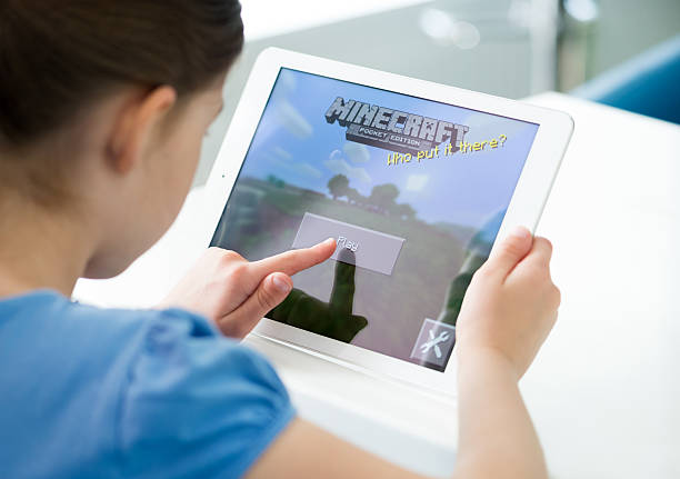 niña jugando minecraft on apple ipad air - brand name game fotografías e imágenes de stock