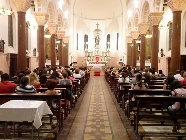 mass déroule dans l'église à rio de janeiro (brésil) - messe photos et images de collection