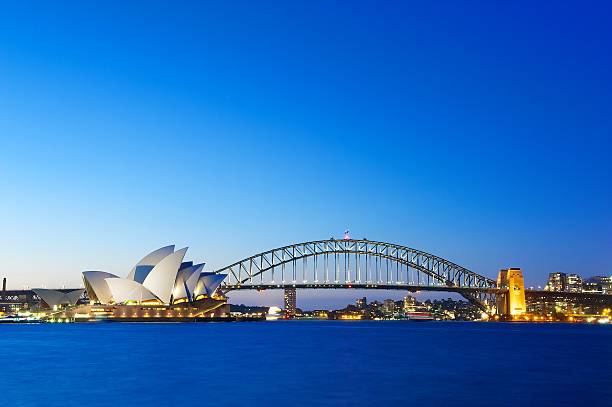 сидней очертания города - sydney australia sydney harbor bridge opera house sydney opera house стоковые фото и изображения