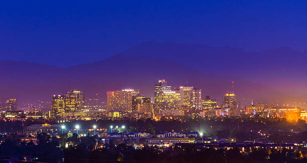 vue panoramique sur la ville de phoenix, en arizona, ville de gratte-ciel de nuit tombée, copyspace - phoenix arizona skyline desert photos et images de collection