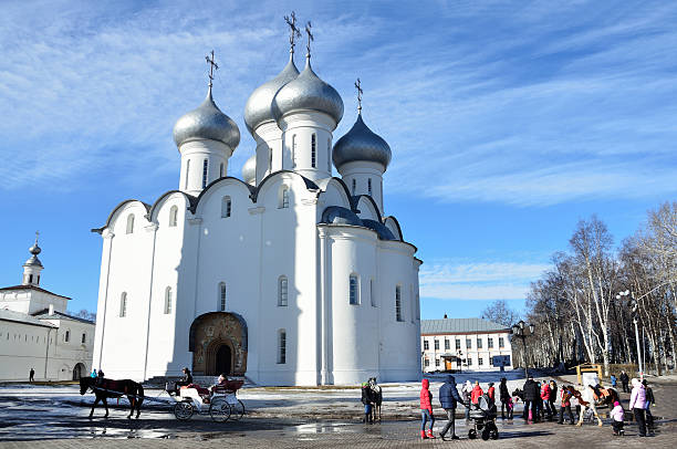 russie scène: personnes marchant près de la cathédrale de sophiysky de vologda - tony snow photos et images de collection