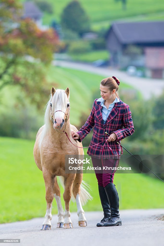 Jovem mulher com Cavalo - Royalty-free Adulto Foto de stock