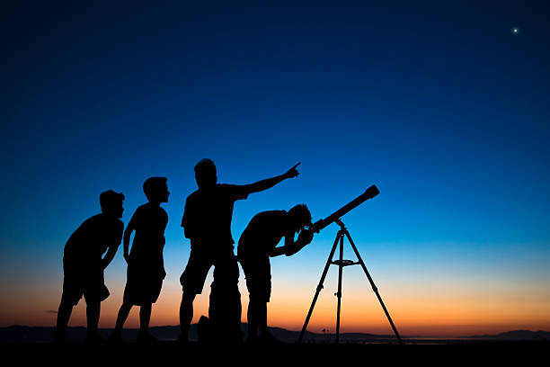 el uso de un dad y tres hijos mirando a un telescópica - mirar a través fotografías e imágenes de stock