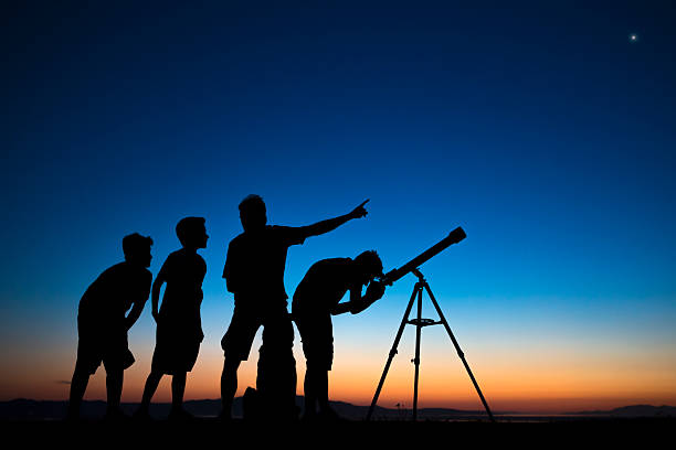 pai e três filhos a olhar um telescópio do auto king - child looking blank offspring imagens e fotografias de stock