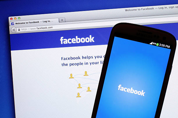 facebook ekran - facebook friendship sign computer monitor zdjęcia i obrazy z banku zdjęć