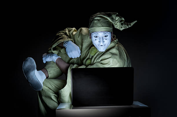 mimo su internet - clown laptop bizarre men foto e immagini stock