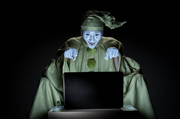 mimo su internet - clown laptop bizarre men foto e immagini stock