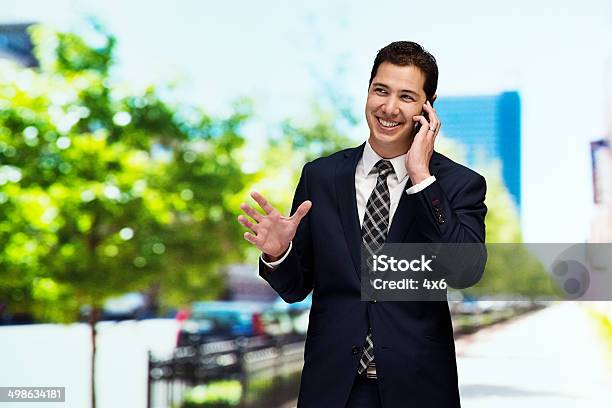 Geschäftsmann Im Freien Und Gespräch Am Telefon Stockfoto und mehr Bilder von Am Telefon - Am Telefon, Baum, Bewegungsunschärfe