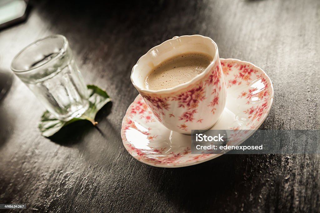 Kawa w filiżankę i spodek - Zbiór zdjęć royalty-free (Bez ludzi)