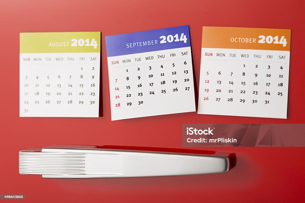 Agosto, septiembre, octubre, calendarios, junto a la puerta de refrigerador - Foto de stock de Calendario libre de derechos