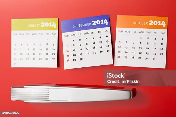 Agosto Septiembre Octubre Calendarios Junto A La Puerta De Refrigerador Foto de stock y más banco de imágenes de Calendario