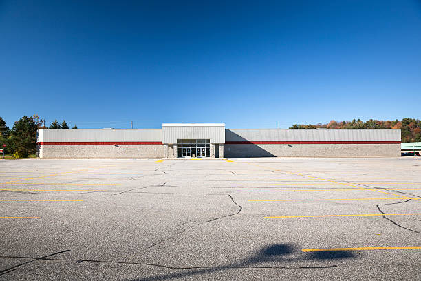 istock Out of business retail store 498644851