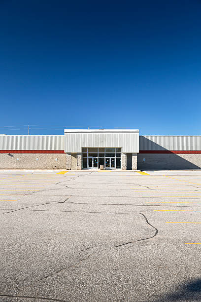 istock Out of business retail store 498644853