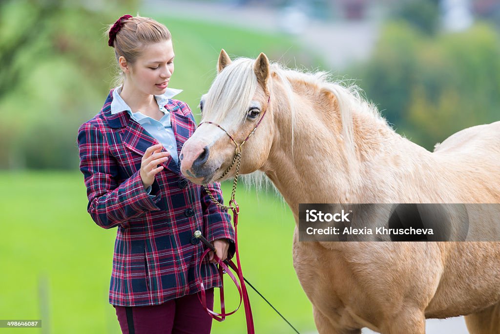 Jovem mulher com Cavalo - Royalty-free Adulto Foto de stock