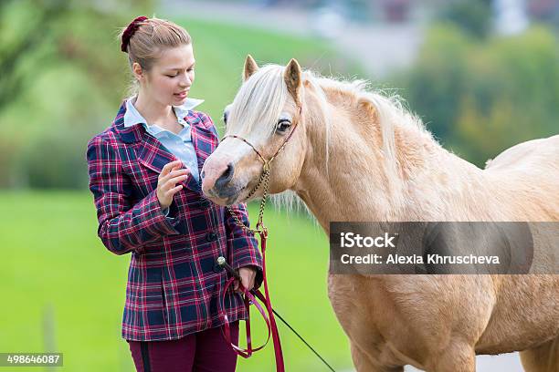 Jovem Mulher Com Cavalo - Fotografias de stock e mais imagens de Adulto - Adulto, Amizade, Animal