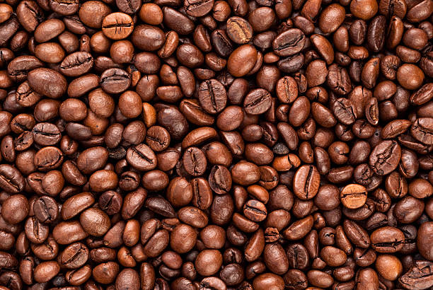 grano de café - bean macro brown roasted fotografías e imágenes de stock