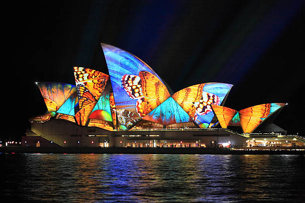 vivid sydney, sydney opera house com borboleta colorida imager - sydney opera house sydney australia australia opera house imagens e fotografias de stock