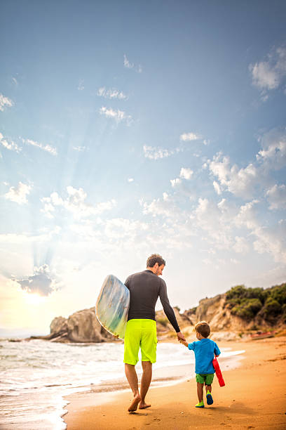 la vida de playa - surfing beach family father fotografías e imágenes de stock