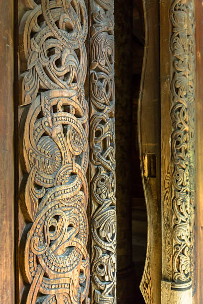 scandinavic wood carving - brown curve knotted wood striped fotografías e imágenes de stock