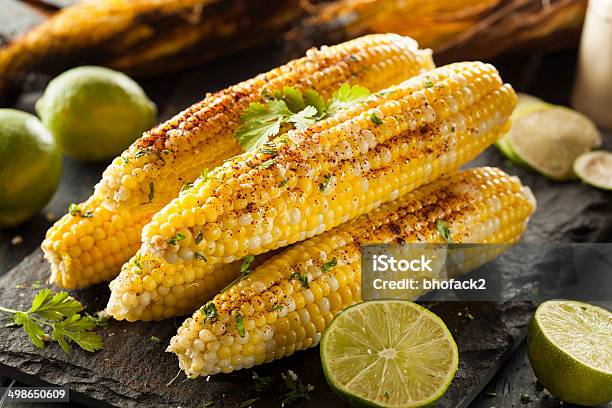 Мексиканские Кукурузные Вкусные Блюда Приготовленные На Гриле — стоковые фотографии и другие картинки Кукуруза - урожай
