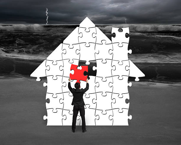 положите красный головоломка на дом формы для плохой ситуации - picking up team three dimensional shape people стоковые фото и изображения