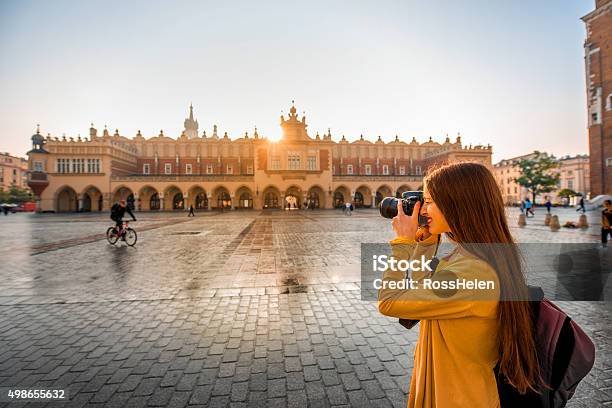 Weibliche Touristen Im Zentrum Von Krakau Stockfoto und mehr Bilder von Krakau - Krakau, Reise, Tourist