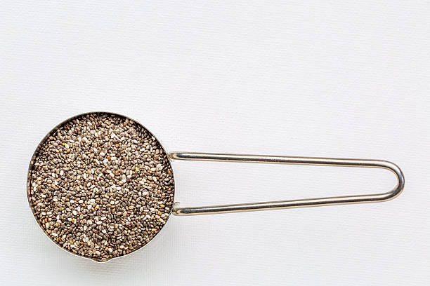 チアの種にメタルスクープリブ - tablespoon chia healthy eating seed ストックフォトと画像