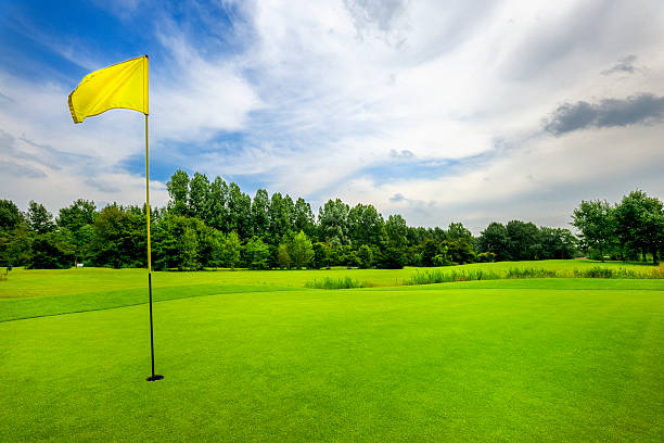 18. loch auf dem golfplatz - golf golf flag sunset flag stock-fotos und bilder
