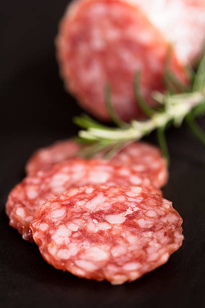 salamischeiben und eine salame - essen und imagens e fotografias de stock