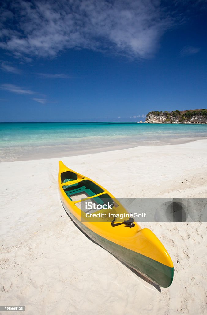 Jaune Kayak sur mer sur la plage tropicale - Photo de République dominicaine libre de droits