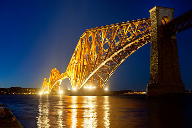 ponte ferroviária firth of forth em edimburgo, escósia, reino unido - firth of forth rail bridge bridge edinburgh europe imagens e fotografias de stock