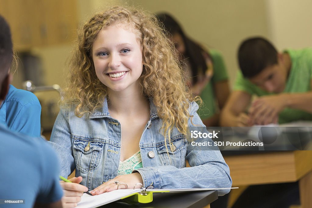 Carino Studente di scuola secondaria prendere appunti in classe di scienze sperimentali - Foto stock royalty-free di Ambientazione interna