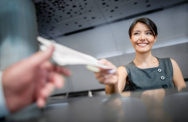 femme travaillant à l'aéroport - personnel aérien au sol photos et images de collection