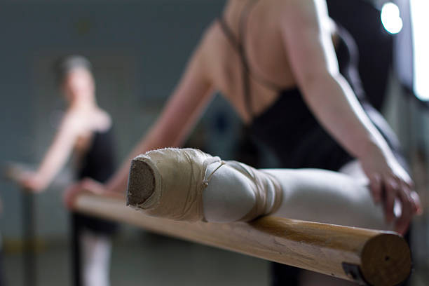 dançarino streching no barre - ballet people dancing human foot - fotografias e filmes do acervo