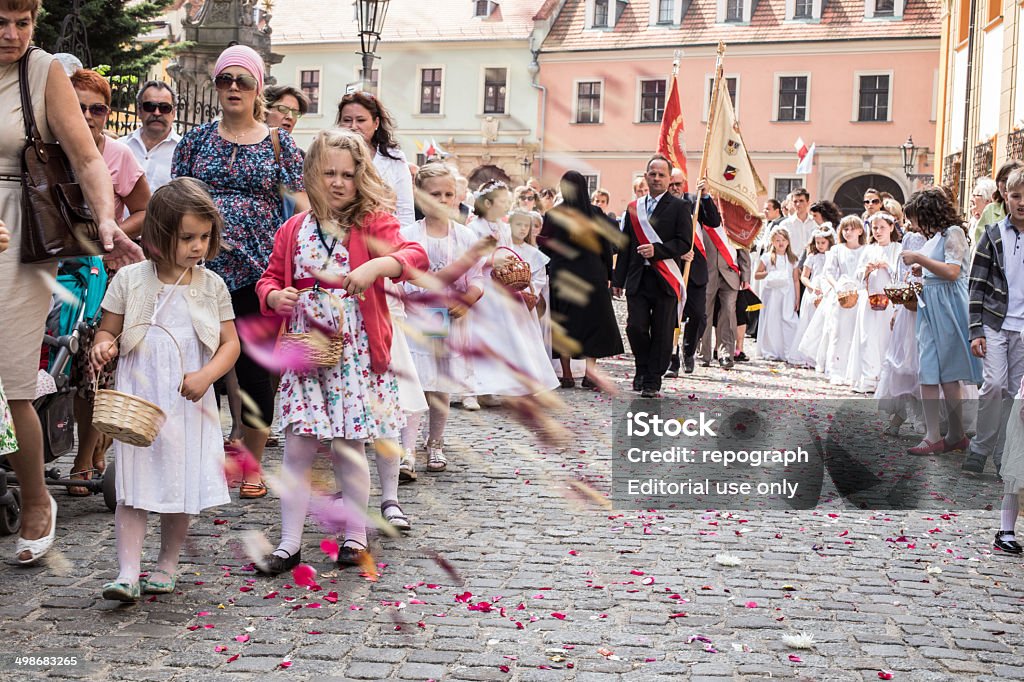 Le persone che partecipano a Festa religiosa - Foto stock royalty-free di Bambine femmine