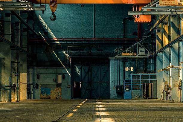 dunkle industrielle innenraum - alte fabrik stock-fotos und bilder