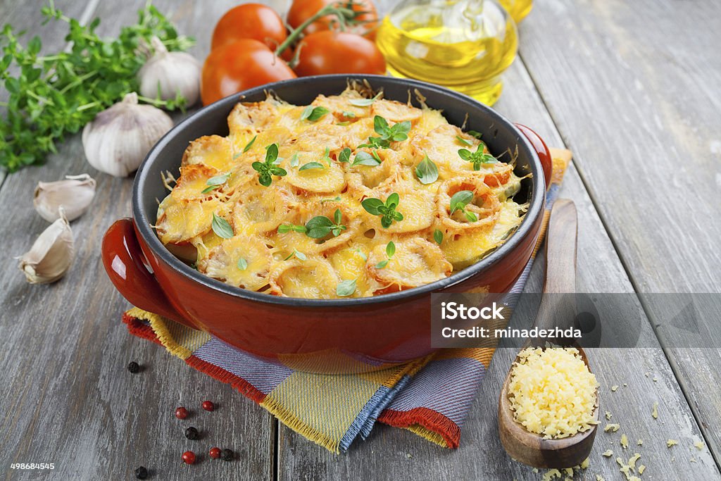 Légumes cuits avec de la tomate et au fromage - Photo de Aliment libre de droits