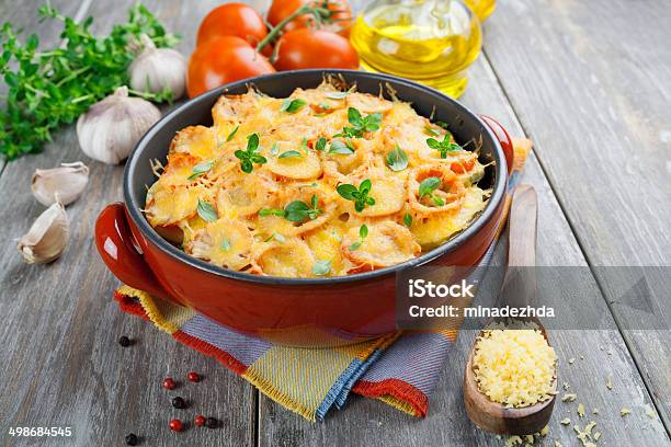 Legumes Com Tomate E Queijo No Forno - Fotografias de stock e mais imagens de Alimentação Saudável - Alimentação Saudável, Almoço, Aquário Simples Redondo