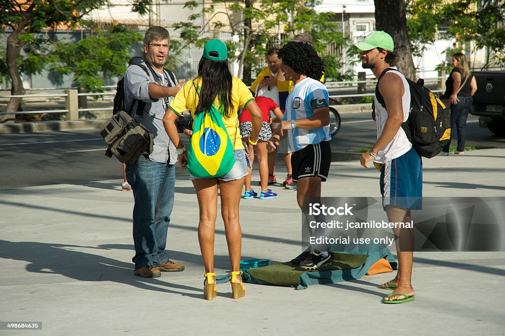 Brasilianische, argentinische fans vor der FIFA Fussball-Weltmeisterschaft 2014 ™ - Lizenzfrei Maracanã-Stadion Stock-Foto