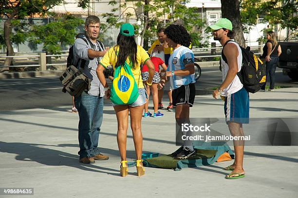 Brasilianische Argentinische Fans Vor Der Fifa Fussballweltmeisterschaft 2014 Stockfoto und mehr Bilder von Maracanã-Stadion