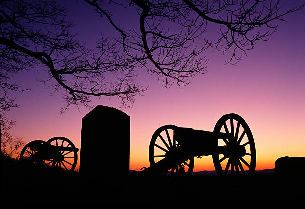 war memorial ruote cannon militare con arma guerra civile al tramonto, crepuscolo - gettysburg pennsylvania usa history foto e immagini stock